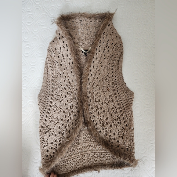 Beige crotchet vest with faux fur trim M - Picture 2 of 6